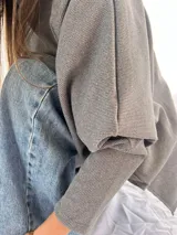 Remera blanca de corte amplio y mangas largas.