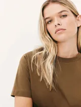 Remera color marrón claro, de corte recto, con cuello redondo y mangas cortas.