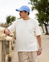 Remera color crudo de punto con textura tipo waffle, corte oversized y mangas cortas.