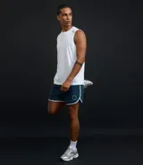 Bermuda deportiva para hombre de color azul, confeccionada en poliamida de secado rápido. Presenta cintura elástica con cordón ajustable, bolsillos funcionales y detalles laterales en blanco con estampa de lettering.