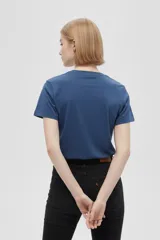 Remera blanca de algodón con estampado de texto y dibujo de naranja.