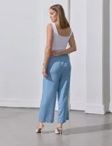 Pantalón capri de lyocell celeste, corte wide leg, con pretina elástica ajustable con lazo y bolsillos delanteros.