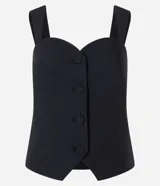 Blusa blanca de tejido plano en sastrería, con escote corazón, breteles anchos, botones forrados, elástico en la espalda y bajo con recorte V.