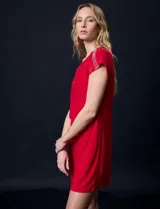 Vestido corto rojo de seda fría con cuello redondo y mangas cortas con apliques de brillos en los hombros.
