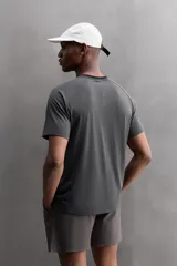 Camiseta deportiva verde militar confeccionada en tejido estructurado, ligero y elástico. Tiene cuello redondo, manga corta y bajo con aberturas laterales. Incluye logo estampado en el bajo.