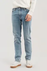 Jean de hombre, modelo 511 Slim Fit ADV, color azul medio claro con efecto desgastado. Corte ajustado (slim fit) y tiro medio.