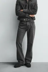 Pantalón de jean negro con efecto lavado, corte bootcut, tiro medio y cinco bolsillos.