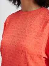 Remera de punto color rojo con textura.