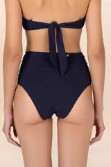 Calzón de bikini alto azul marino con motivos florales dorados, recogidos en los costados y bordado con chaquira en la parte frontal.