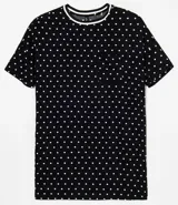 Vestido corto negro con estampado de lunares blancos, corte recto, cuello redondo con ribete blanco, manga corta y bolsillo de parche en el pecho.