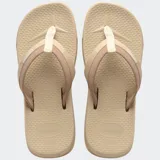 Ojotas Havaianas Track Plus color beige con tiras anchas en tonos beige y blanco.