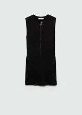 Vestido corto negro de tejido de punto fino, con cuello redondo, diseño recto y cierre delantero con cremallera metálica.