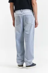 Pantalón de jean celeste de corte amplio, estilo baggy, con tiro medio y presillas para cinturón.