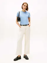 Remera celeste de algodón con cuello redondo y logo de la marca bordado en el pecho. Corte regular y logo bordado en la manga.