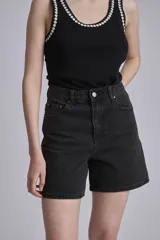 Bermuda de jean color negro con tiro alto y corte recto.