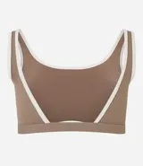 Top deportivo color marrón con breteles anchos y doble tira, copa desmontable, detalles contrastantes en color crema, escote en U delantero y escote en V en la espalda. Confeccionado en microfibra.