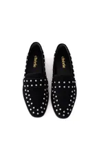 Mocasines negros de gamuza con tachas metálicas plateadas.