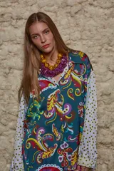 Camisa holgada estampada con motivos paisley en tonos marrón, beige y azul. Tiene cuello solapa, mangas largas y cierre frontal con botones.