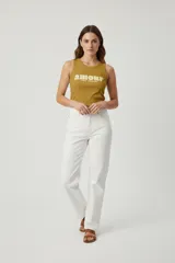 Musculosa color ocre con estampado frontal de la palabra 'amour' en color crema y cuello redondo.