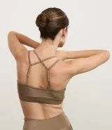 Top deportivo color tostado, confeccionado en microfibra con efecto satinado. Presenta copas y correas dobles ajustables.