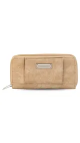 Billetera larga color beige con cierre perimetral. Tiene dos compartimentos, solapa con broche a presión y visor al frente. El compartimento frontal tiene tarjeteros, visor, bolsillos y espacio para billetes. El compartimento posterior incluye monedero con cierre, tarjeteros y bolsillos.