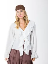 Camisa blanca de bambula liviana con textura suave y caída fluida, escote en V con volados y mangas largas con puños elásticos.