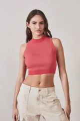 Top halter tejido color coral, con cuello alto y diseño ajustado al cuerpo.