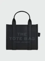 Bolso tote pequeño de cuero color negro, con doble asa corta y correa lateral. Estampado frontal con el nombre de la marca y el tipo de bolso.