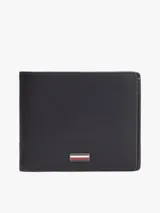 Billetera plegable de cuero negro con logo de Tommy Hilfiger esmaltado en la parte delantera. Cuenta con múltiples ranuras interiores para tarjetas, compartimento para billetes y bolsillo para monedas.