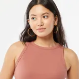 Musculosa rosa de punto canalé con cuello redondo y sisas anchas.