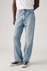 Pantalón de jean celeste de corte recto y holgado. Tiro medio, con bolsillos delanteros y traseros.