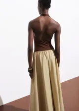 Body marrón sin mangas con escote halter.