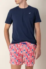 Short de baño azul con estampado de flores blancas, cintura elástica y cordón ajustable.