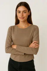 Remera de manga larga color blanco, de corte ajustado al cuerpo y cuello redondo.