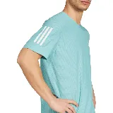 Remera deportiva Adidas color celeste con cuello redondo y mangas cortas. Presenta el logo de la marca en el pecho y las tres líneas características en las mangas.
