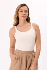 Musculosa color crema de canalé con breteles anchos y copa interna.