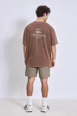 Bermuda color verde militar con bolsillos laterales y traseros.