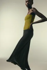 Falda midi color verde oliva de tiro alto con cintura elástica.
