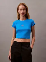 Remera corta azul de algodón con logo de Calvin Klein en rojo.