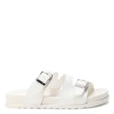 Sandalia blanca con hebillas para ajuste, de diseño minimalista y cómodo.