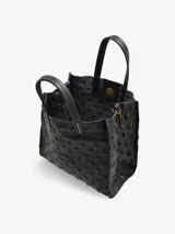 Cartera de cuero color marrón con textura en relieve, doble asa corta negra y correa larga negra desmontable. Incluye un mini neceser desmontable en su interior.