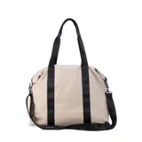 Bolso deportivo negro de nylon, con compartimento principal con cierre y bolsillo adicional al frente con cierre. Cuenta con asas y correa extensible.