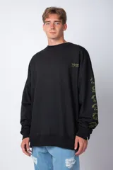 Buzo negro de corte oversize con cuello redondo y mangas largas. Presenta un pequeño logo estampado en el pecho y un diseño de empanadas y textos en la manga.