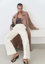 Top marrón de tejido de punto fino con lúrex, tirantes finos y escote en V.