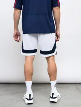 Short de básquet de malla (mesh) azul marino, con detalles en rojo y blanco en los laterales. Presenta el escudo del Club Nacional de Football y el logo de Umbro.