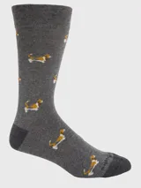 Calcetines de largo medio color gris oscuro con diseño estampado de perros Basset Hound en tonos blanco y mostaza. Cuentan con tecnología Comfort Cuff (puño suave) y refuerzo en talón y puntera en color gris más oscuro.