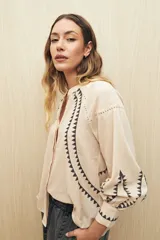 Camisa gris oscuro con estampado de triángulos blancos en el frente, mangas y cuello.