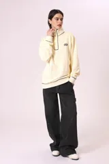 Pantalón de jean negro de corte ancho, con bolsillos laterales y traseros.