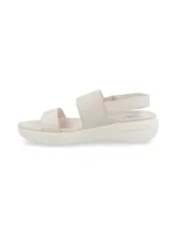 Sandalias Hush Puppies color hueso con doble tira ancha sobre el empeine, ajuste con velcro en el talón y suela de plataforma baja.