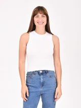 Musculosa blanca de algodón con cuello redondo y sisas amplias.